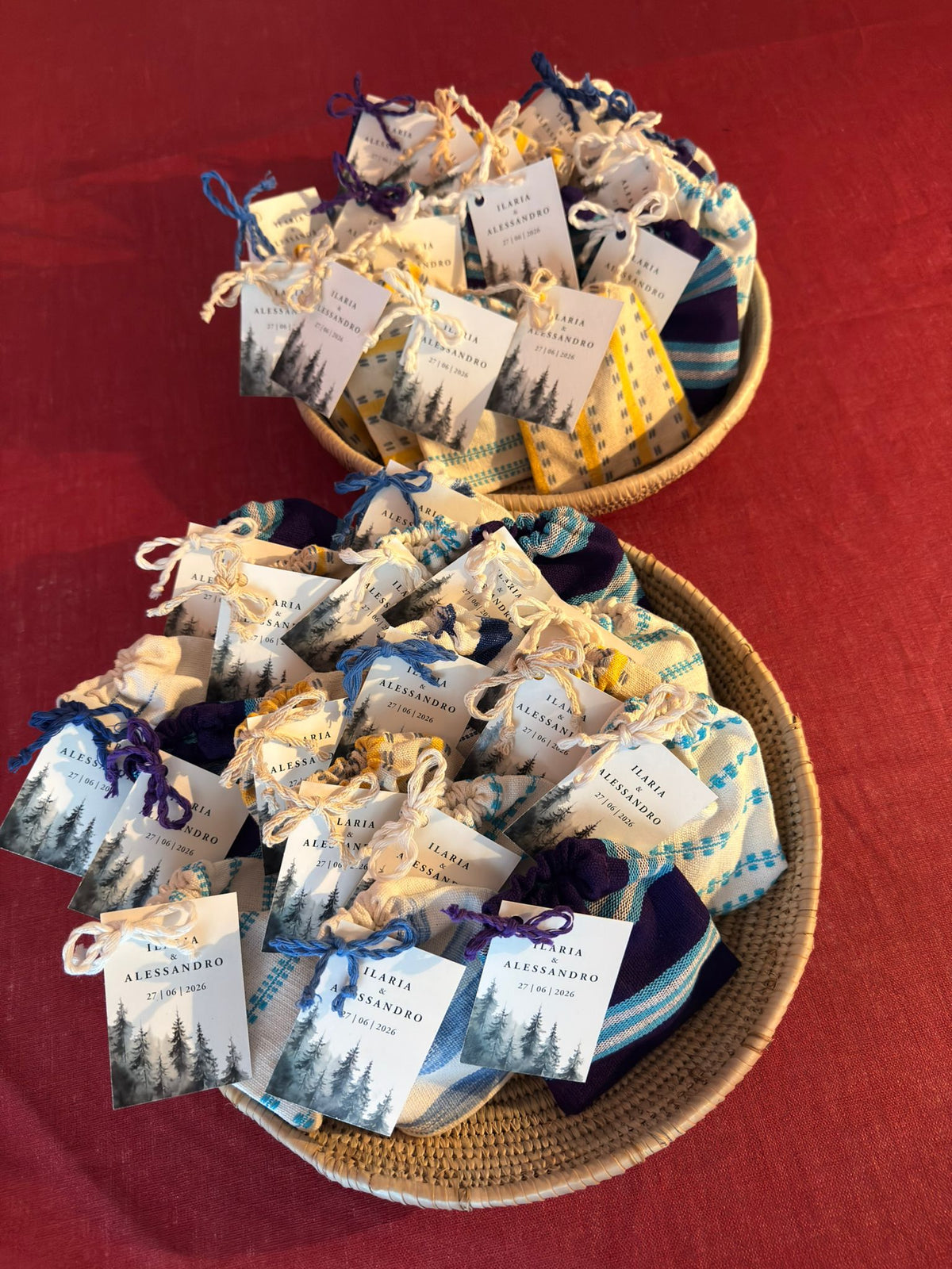 Sacchetti in Faso Dan Fani, fantasie e colori diversi per ogni bomboniera, qui raccolti nei cesti per il matrimonio di Ilaria e Alessandro.
